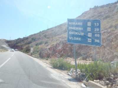 Borsh. Cartello con la distanza in km delle citt� che abbiamo visitato